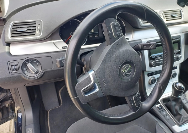 Volkswagen Passat cena 45000 przebieg: 161151, rok produkcji 2013 z Wrocław małe 137